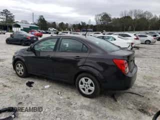 2013 Chevrolet Sonic LS z VIN 1G1JA5SG7D4241036, wystawiony jako Copart lot #54960174 z przebiegiem 132 465 mil mil oraz Szkoda całkowita • Salvage title. Historia ofert i sprzedaży dostępna na DreamBid. Obrazek 2.