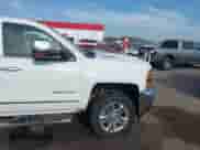 2017 Chevrolet Silverado 2500HD LTZ z VIN 1GC1KWEY8HF162791, wystawiony jako IAAI lot #42572257 z przebiegiem 198 991 mil mil oraz . Historia ofert i sprzedaży dostępna na DreamBid. Obrazek 19.