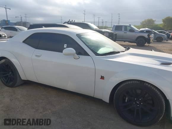 2023 Dodge Challenger R/T Scat Pack z VIN 2C3CDZFJ8PH667690, wystawiony jako IAAI lot #43518262 z przebiegiem 15 592 mil mil oraz . Historia ofert i sprzedaży dostępna na DreamBid. Obrazek 13.