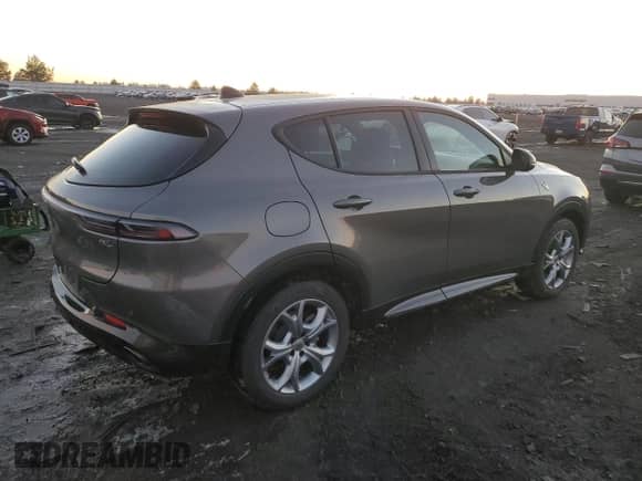 2024 Dodge Hornet R/T z VIN ZACPDFCW2R3A30928, wystawiony jako Copart lot #88769075 z przebiegiem 13 976 mil mil oraz Czysty tytuł • Clean title. Historia ofert i sprzedaży dostępna na DreamBid. Obrazek 3.