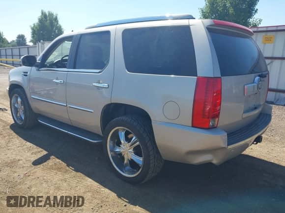 2008 Cadillac Escalade with VIN 1GYFK63878R191880, listed as a IAAI auction lot 43040637 with 194,257 mi miles and . Bid and sale history available at DreamBid. Image 3.