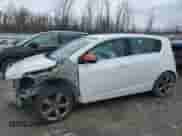 2013 Chevrolet Sonic RS z VIN 1G1JH6SB4D4171078, wystawiony jako Copart lot #45724575 z przebiegiem 146 219 mil mil oraz Szkoda całkowita • Salvage title. Historia ofert i sprzedaży dostępna na DreamBid. Obrazek 1.