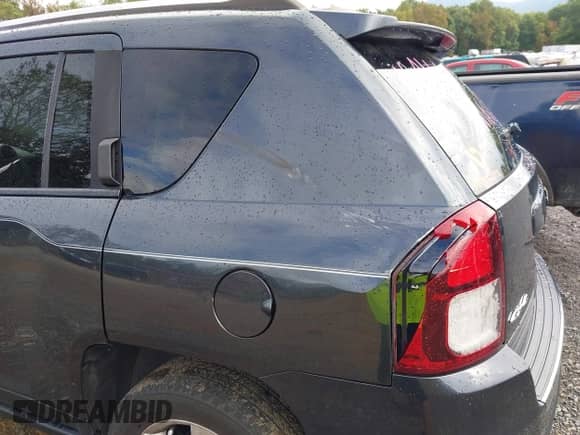 2015 Jeep Compass Latitude z VIN 1C4NJDEB1FD324581, wystawiony jako IAAI lot #43299306 z przebiegiem 97 094 mil mil oraz . Historia ofert i sprzedaży dostępna na DreamBid. Obrazek 20.