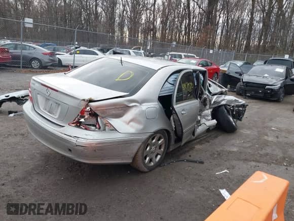 2005 Mercedes-Benz C 320 z VIN WDBRF64J85F605107, wystawiony jako IAAI lot #41470284 z przebiegiem Nie podano mil oraz . Historia ofert i sprzedaży dostępna na DreamBid. Obrazek 4.