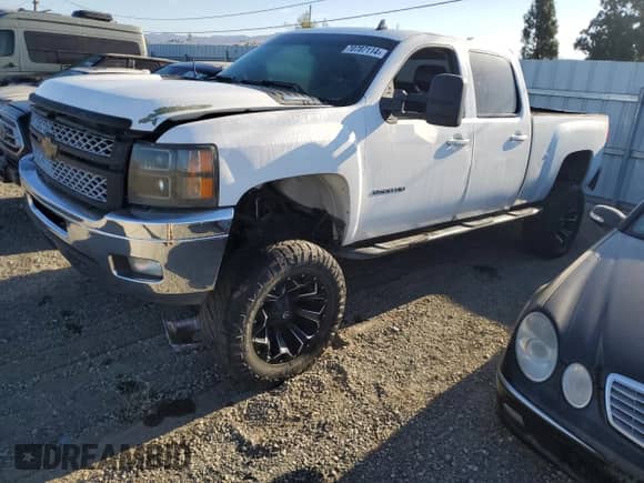 2011 Chevrolet Silverado 2500HD LTZ z VIN 1GC1KYC83BF194344, wystawiony jako Copart lot #70787114 z przebiegiem 285 134 mil mil oraz Czysty tytuł • Clean title. Historia ofert i sprzedaży dostępna na DreamBid. Obrazek 1.