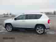 2012 Jeep Compass Limited z VIN 1C4NJCCB3CD511555, wystawiony jako IAAI lot #41752339 z przebiegiem 128 435 mil mil oraz . Historia ofert i sprzedaży dostępna na DreamBid. Obrazek 14.