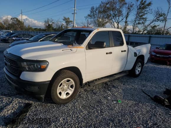 2023 Ram 1500 Tradesman z VIN 1C6RRFCG2PN631569, wystawiony jako Copart lot #81765424 z przebiegiem 23 811 mil mil oraz Szkoda całkowita • Salvage title. Historia ofert i sprzedaży dostępna na DreamBid. Obrazek 1.