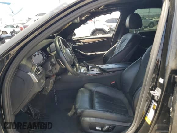 2017 BMW 5 Series 540i z VIN WBAJE5C30HG913723, wystawiony jako Copart lot #61398505 z przebiegiem Nie podano mil oraz Szkoda całkowita • Salvage title. Historia ofert i sprzedaży dostępna na DreamBid. Obrazek 7.