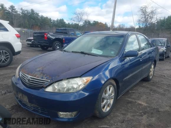 2005 Toyota Camry LE z VIN 4T1BF30K35U091920, wystawiony jako IAAI lot #43581408 z przebiegiem 130 454 mil mil oraz . Historia ofert i sprzedaży dostępna na DreamBid. Obrazek 2.