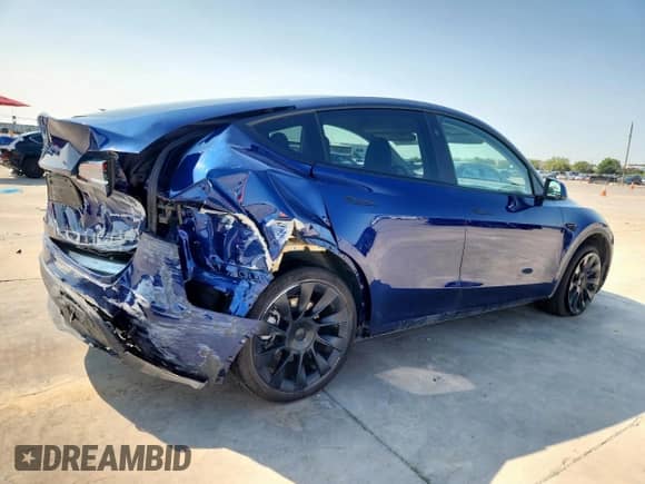 2024 Tesla Model Y Long Range with VIN 7SAYGDEE2RA279895, listed as a Copart auction lot 72039455 with 18,522 mi miles and Salvage title. Bid and sale history available at DreamBid. Image 3.