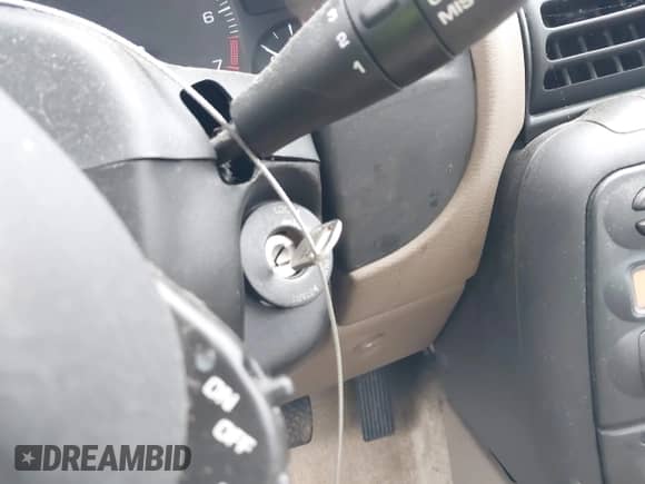 1999 Saturn SL z VIN 1G8ZK5272XZ263163, wystawiony jako IAAI lot #42180002 z przebiegiem 138 463 mil mil oraz . Historia ofert i sprzedaży dostępna na DreamBid. Obrazek 11.