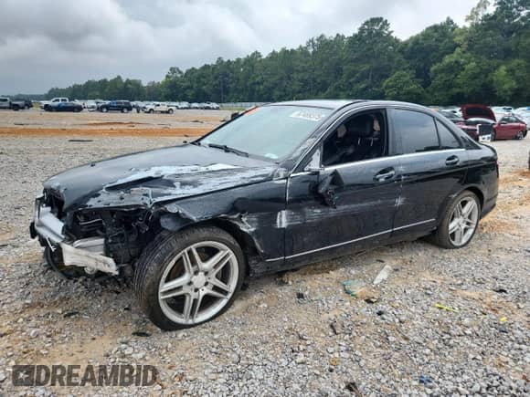 2011 Mercedes-Benz C 300 Sport z VIN WDDGF5EB8BR156487, wystawiony jako Copart lot #67489375 z przebiegiem 163 288 mil mil oraz Szkoda całkowita • Salvage title. Historia ofert i sprzedaży dostępna na DreamBid. Obrazek 1.