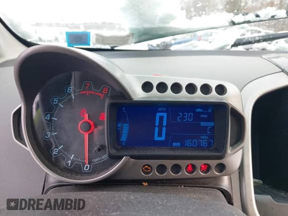 2014 Chevrolet Sonic Premier z VIN 1G1JF6SBXE4173442, wystawiony jako IAAI lot #41803121 z przebiegiem 160 767 mil mil oraz . Historia ofert i sprzedaży dostępna na DreamBid. Obrazek 7.