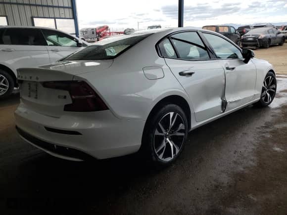 2025 Volvo S60 Core z VIN 7JRL12GJXSG364362, wystawiony jako Copart lot #51022375 z przebiegiem Nie podano mil oraz Szkoda całkowita • Salvage title. Historia ofert i sprzedaży dostępna na DreamBid. Obrazek 3.