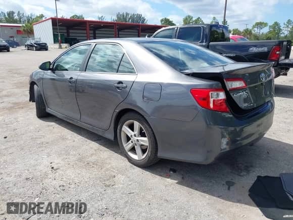 2013 Toyota Camry LE z VIN 4T1BF1FK6DU225796, wystawiony jako IAAI lot #43475385 z przebiegiem 160 867 mil mil oraz . Historia ofert i sprzedaży dostępna na DreamBid. Obrazek 3.