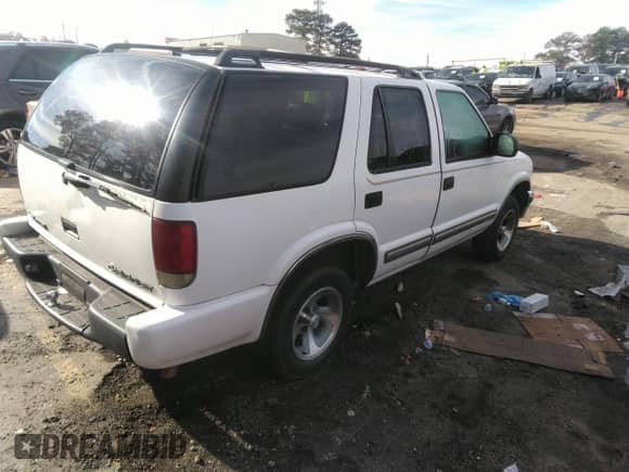 2001 Chevrolet Blazer LT with VIN 1GNCS13W412220736, listed as a IAAI auction lot 40972740 with 282,706 mi miles and . Bid and sale history available at DreamBid. Image 4.