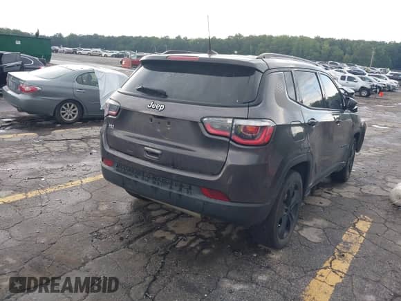 2019 Jeep Compass Altitude z VIN 3C4NJCBB8KT617753, wystawiony jako IAAI lot #42552275 z przebiegiem 63 298 mil mil oraz . Historia ofert i sprzedaży dostępna na DreamBid. Obrazek 4.