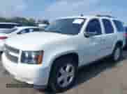 2013 Chevrolet Tahoe LTZ z VIN 1GNSKCE04DR374682, wystawiony jako IAAI lot #42779526 z przebiegiem 139 533 mil mil oraz . Historia ofert i sprzedaży dostępna na DreamBid. Obrazek 2.