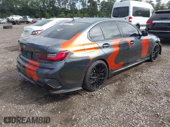 2022 BMW 3 Series M340i xDrive z VIN 3MW5U9J01N8C50466, wystawiony jako IAAI lot #43221461 z przebiegiem 42 914 mil mil oraz . Historia ofert i sprzedaży dostępna na DreamBid. Obrazek 4.