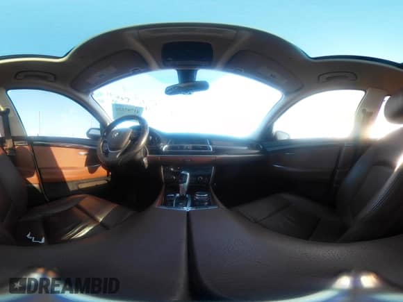 2015 BMW 5 Series 535i Gran Turismo z VIN WBA5M2C51FD872215, wystawiony jako IAAI lot #41787558 z przebiegiem 96 768 mil mil oraz . Historia ofert i sprzedaży dostępna na DreamBid. Obrazek 18.