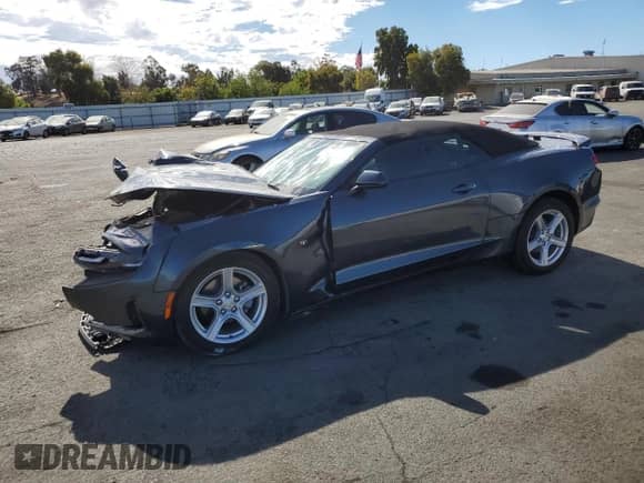 2023 Chevrolet Camaro 1LT z VIN 1G1FB3DS5P0131591, wystawiony jako Copart lot #76425024 z przebiegiem Nie podano mil oraz Szkoda całkowita • Salvage title. Historia ofert i sprzedaży dostępna na DreamBid. Obrazek 1.