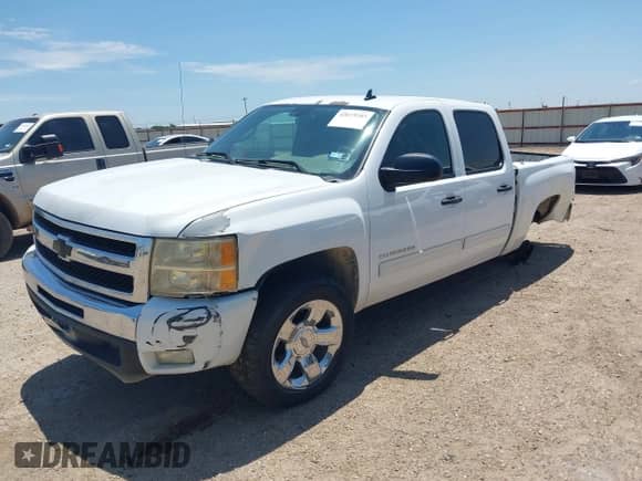 2011 Chevrolet Silverado 1500 LT z VIN 3GCPCSE03BG180213, wystawiony jako IAAI lot #42673283 z przebiegiem 212 762 mil mil oraz . Historia ofert i sprzedaży dostępna na DreamBid. Obrazek 20.