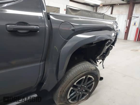 2024 Toyota Tacoma SR5 z VIN 3TMLB5JN7RM065128, wystawiony jako IAAI lot #42327526 z przebiegiem 8 385 mil mil oraz . Historia ofert i sprzedaży dostępna na DreamBid. Obrazek 6.