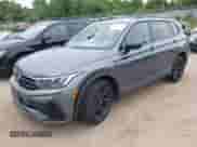 2024 Volkswagen Tiguan SE R-Line Black с VIN 3VV8B7AX9RM105729, выставлен на аукционе IAAI как лот 43060610 с пробегом 13 435 миль миль и . История ставок и продаж доступна на DreamBid. Изображение 17.