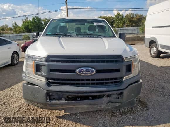 2018 Ford F-150 XL z VIN 1FTMF1CB9JFD61261, wystawiony jako Copart lot #84890555 z przebiegiem 140 741 mil mil oraz Czysty tytuł • Clean title. Historia ofert i sprzedaży dostępna na DreamBid. Obrazek 5.