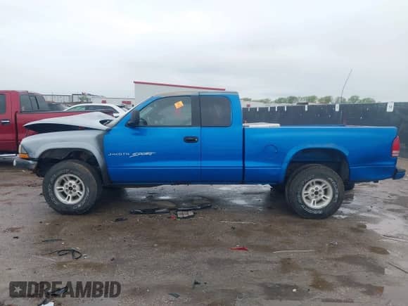 1998 Dodge Dakota SLT with VIN 1B7GG22YXWS683170, listed as a IAAI auction lot 41903787 with Not provided miles and . Bid and sale history available at DreamBid. Image 14.