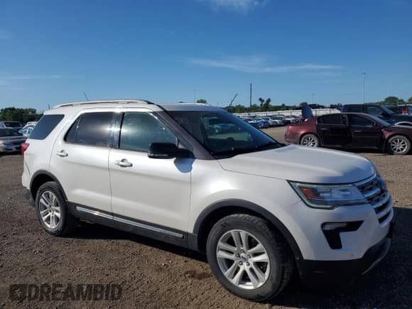 2018 Ford Explorer XLT с VIN 1FM5K8D8XJGB69736, выставлен на аукционе Copart как лот 69401535 с пробегом 135 609 миль миль и Списание • Salvage title. История ставок и продаж доступна на DreamBid. Изображение 4.