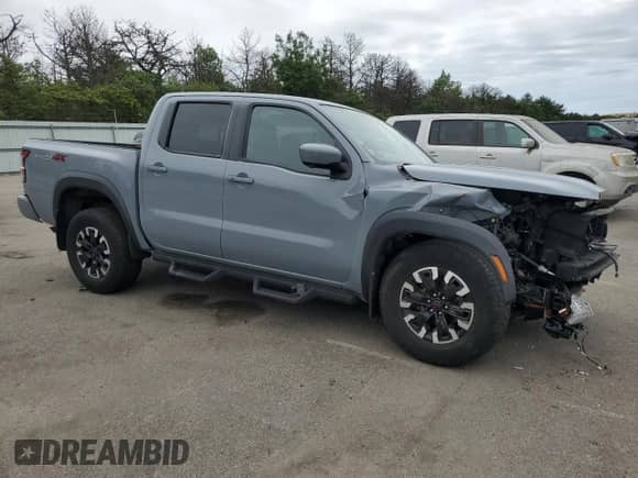 2023 Nissan Frontier Pro-4X z VIN 1N6ED1EKXPN648692, wystawiony jako Copart lot #62197105 z przebiegiem 42 137 mil mil oraz Szkoda całkowita • Salvage title. Historia ofert i sprzedaży dostępna na DreamBid. Obrazek 4.