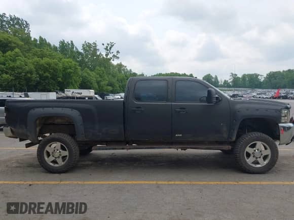 2009 Chevrolet Silverado 3500HD with VIN 1GCHK73K79F157683, listed as a IAAI auction lot 42472022 with 292,765 mi miles and . Bid and sale history available at DreamBid. Image 13.