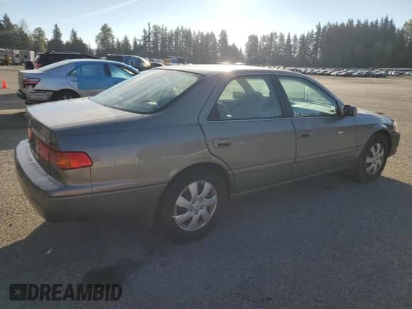 2001 Toyota Camry LE z VIN 4T1BG22K11U034601, wystawiony jako Copart lot #86273895 z przebiegiem 141 671 mil mil oraz Szkoda całkowita • Salvage title. Historia ofert i sprzedaży dostępna na DreamBid. Obrazek 3.