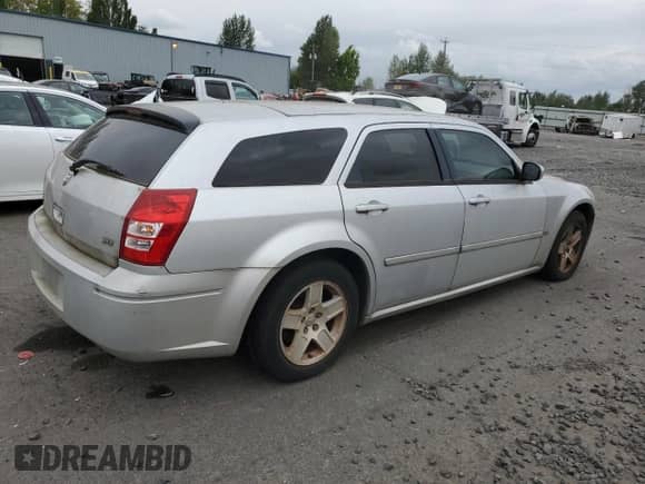 2005 Dodge Magnum SE with VIN 2D4FV48V65H683993, listed as a Copart auction lot 67498284 with 164,931 mi miles and Salvage title. Bid and sale history available at DreamBid. Image 3.