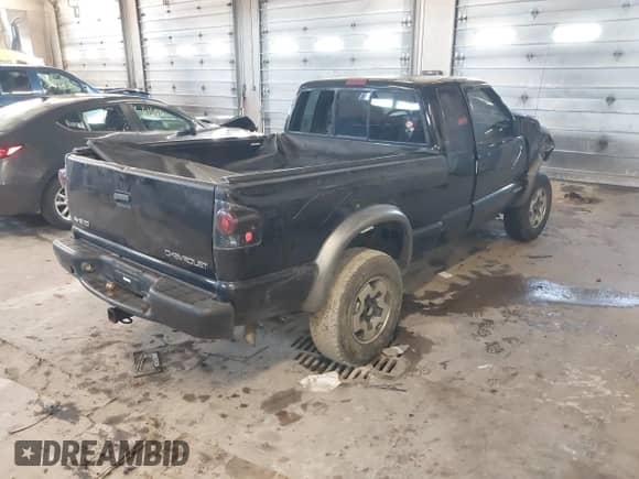 2002 Chevrolet S-10 LS z VIN 1GCCT19W328189054, wystawiony jako IAAI lot #41660988 z przebiegiem 217 256 mil mil oraz . Historia ofert i sprzedaży dostępna na DreamBid. Obrazek 4.