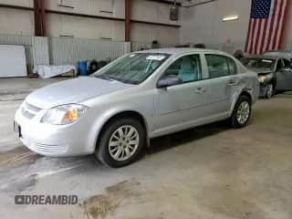 2009 Chevrolet Cobalt LS z VIN 1G1AS58H697158555, wystawiony jako Copart lot #82312565 z przebiegiem Nie podano mil oraz Szkoda całkowita • Salvage title. Historia ofert i sprzedaży dostępna na DreamBid. Obrazek 1.