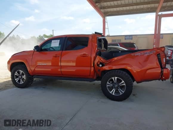 2017 Toyota Tacoma SR5 с VIN 5TFCZ5AN7HX091488, выставлен на аукционе IAAI как лот 43096343 с пробегом 85 481 миль миль и . История ставок и продаж доступна на DreamBid. Изображение 15.