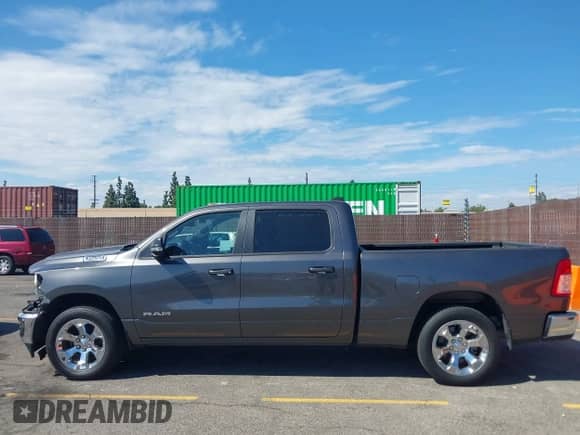 2022 Ram 1500 Big Horn z VIN 1C6RREMT4NN398555, wystawiony jako IAAI lot #43294246 z przebiegiem 21 094 mil mil oraz . Historia ofert i sprzedaży dostępna na DreamBid. Obrazek 14.