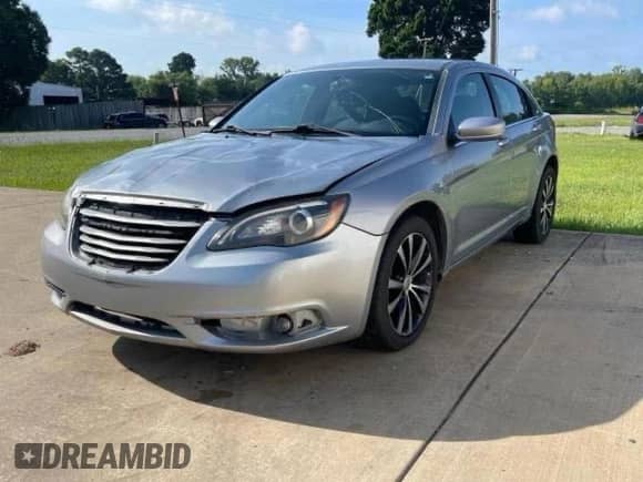 2013 Chrysler 200 Touring z VIN 1C3CCBBB8DN542314, wystawiony jako Copart lot #71565135 z przebiegiem Nie podano mil oraz Czysty tytuł • Clean title. Historia ofert i sprzedaży dostępna na DreamBid. Obrazek 2.