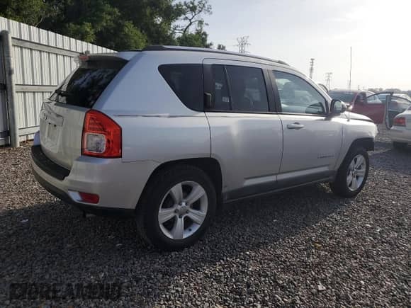 2011 Jeep Compass с VIN 1J4NT1FAXBD288120, выставлен на аукционе Copart как лот 60052145 с пробегом 106 977 миль миль и Списание • Salvage title. История ставок и продаж доступна на DreamBid. Изображение 3.