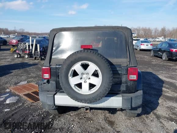 2012 Jeep Wrangler Sahara z VIN 1C4GJWBG4CL164203, wystawiony jako IAAI lot #41428441 z przebiegiem 94 776 mil mil oraz . Historia ofert i sprzedaży dostępna na DreamBid. Obrazek 16.