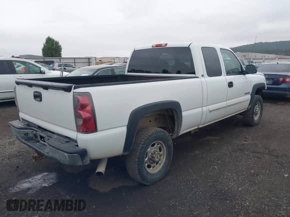 2003 Chevrolet Silverado 2500HD LT z VIN 1GCHK29U23E116984, wystawiony jako IAAI lot #43217859 z przebiegiem 265 239 mil mil oraz . Historia ofert i sprzedaży dostępna na DreamBid. Obrazek 4.