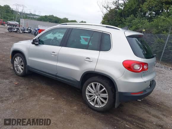 2011 Volkswagen Tiguan S with VIN WVGBV7AX0BW514599, listed as a IAAI auction lot 43051133 with 124,921 mi miles and . Bid and sale history available at DreamBid. Image 3.