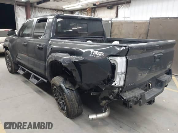 2024 Toyota Tacoma SR5 z VIN 3TMLB5JN7RM065128, wystawiony jako IAAI lot #42327526 z przebiegiem 8 385 mil mil oraz . Historia ofert i sprzedaży dostępna na DreamBid. Obrazek 3.