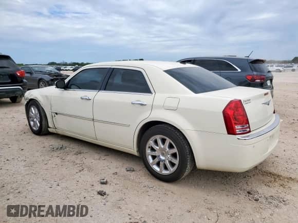 2010 Chrysler 300 C Hemi с VIN 2C3CA6CT7AH114243, выставлен на аукционе Copart как лот 65890325 с пробегом 94 228 миль миль и Списание • Salvage title. История ставок и продаж доступна на DreamBid. Изображение 2.