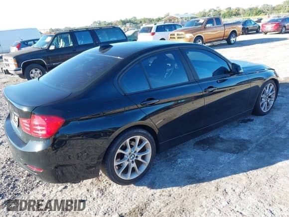 2013 BMW 3 Series 320i с VIN WBA3B1C54DK130486, выставлен на аукционе IAAI как лот 43438688 с пробегом 154 888 миль миль и . История ставок и продаж доступна на DreamBid. Изображение 4.