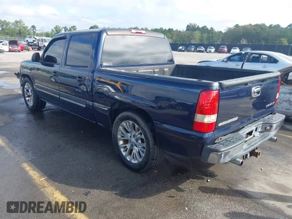 2005 Chevrolet Silverado 1500 LS z VIN 2GCEC13T751113285, wystawiony jako IAAI lot #43371745 z przebiegiem 231 600 mil mil oraz . Historia ofert i sprzedaży dostępna na DreamBid. Obrazek 3.
