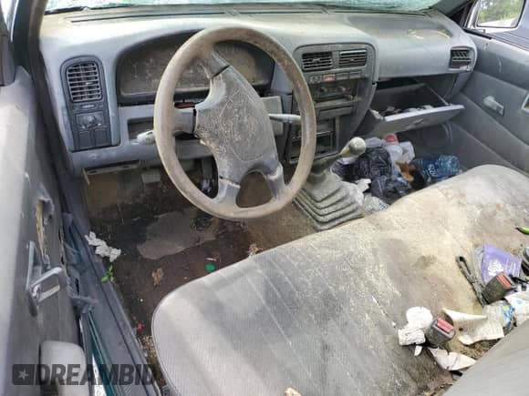 1995 Nissan Frontier z VIN 1N6SD11S4SC459520, wystawiony jako Copart lot #62758145 z przebiegiem Nie podano mil oraz Nie do naprawy • Non repairable. Historia ofert i sprzedaży dostępna na DreamBid. Obrazek 8.