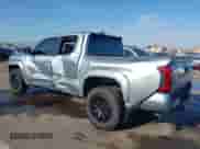 2025 Toyota Tacoma SR z VIN 3TYLB5JN7ST066516, wystawiony jako IAAI lot #43155848 z przebiegiem 2 019 mil mil oraz . Historia ofert i sprzedaży dostępna na DreamBid. Obrazek 6.